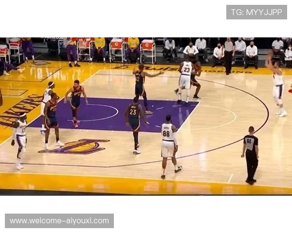 恩比德吸引夹击分球，空位稳稳命中，恩比德实战测评